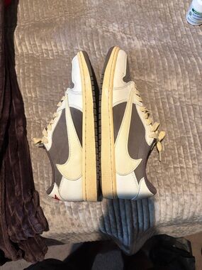 Nike Men’s Low-Top Sneakers in White, Cream, and Brown